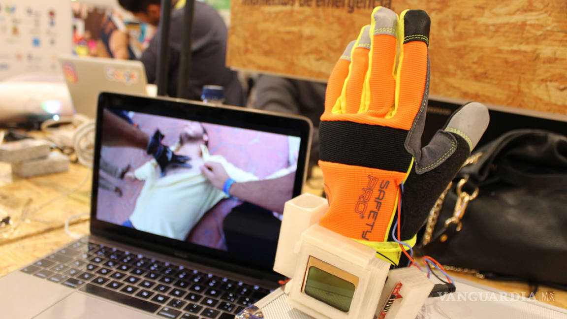Universitarios crean prototipo de guante para medir signos vitales