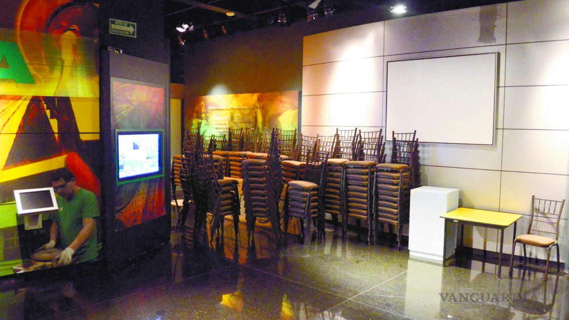 Apilan sillas en Museo del Palacio en Saltillo