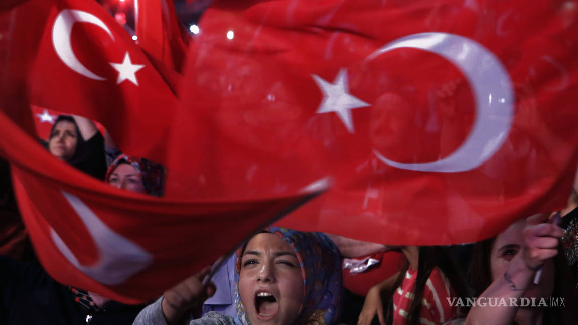 Turquía cierra un centenar de medios de comunicación por conexiones golpistas