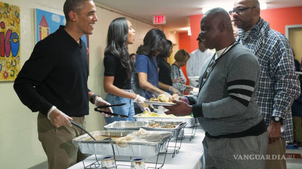 Los Obama reparten comida entre los necesitados