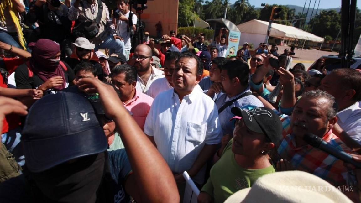 Normalistas de Ayotzinapa retienen por media hora a alcalde de Acapulco