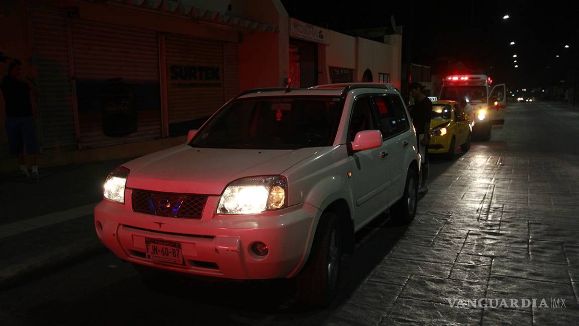 Choca taxista por alcance en zona centro de Saltillo