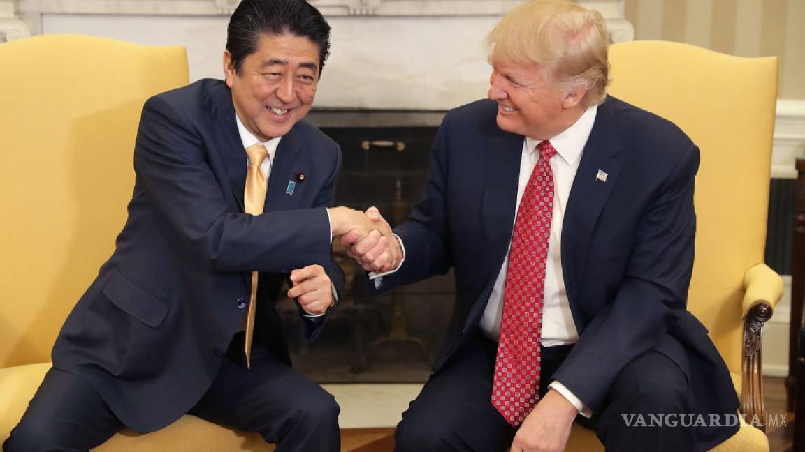 El peculiar (e incómodo) apretón de manos de Trump explicado por el lenguaje corporal