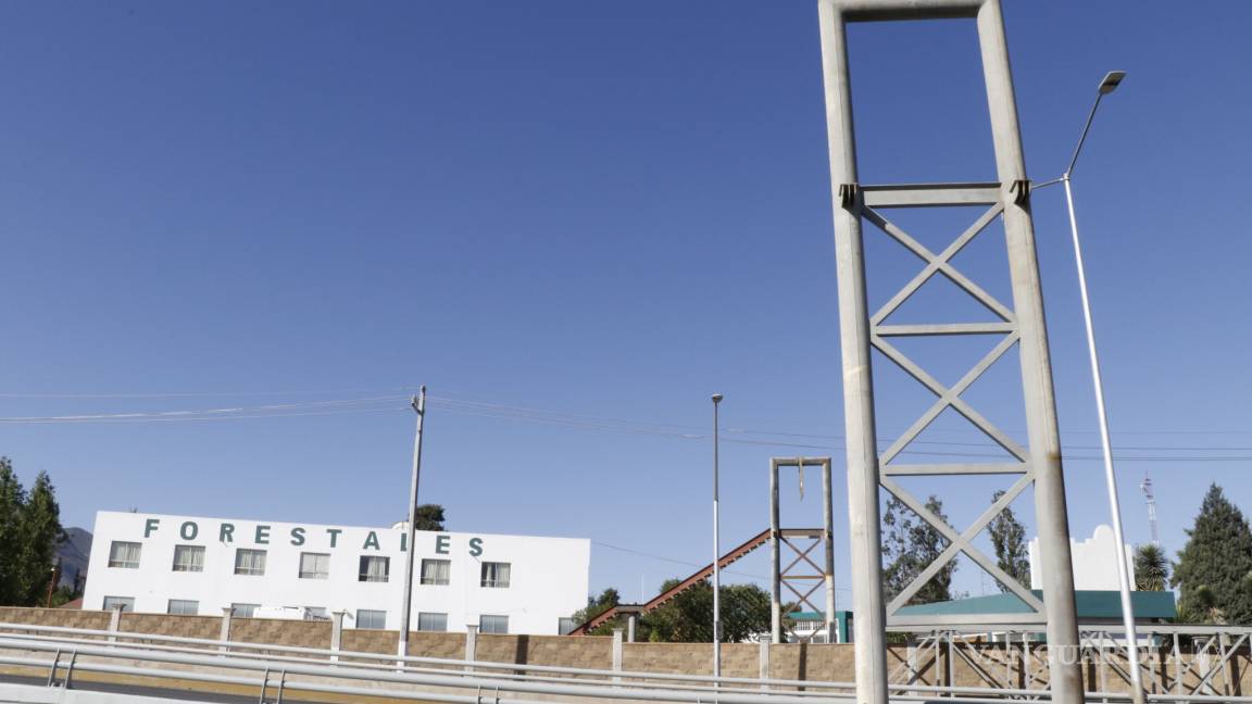 Dos años en construcción lleva puente peatonal en Saltillo