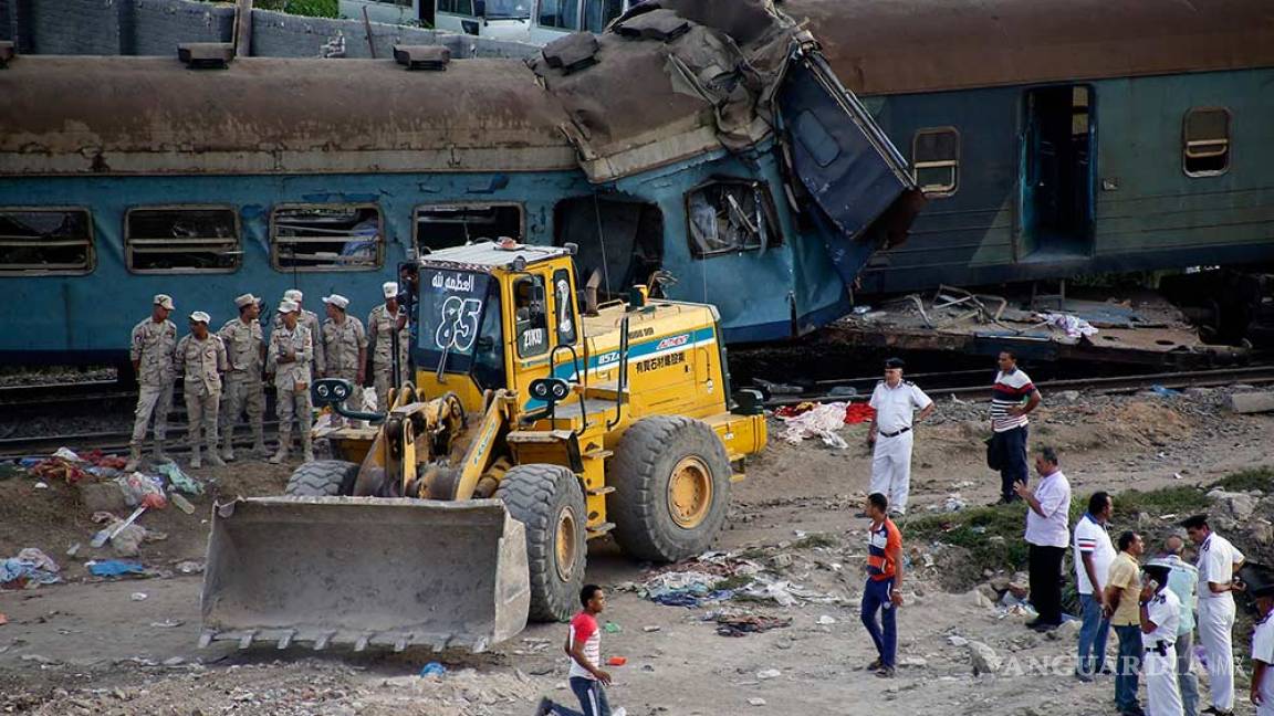 Aumentan a 41 los muertos por choque de trenes en Egipto