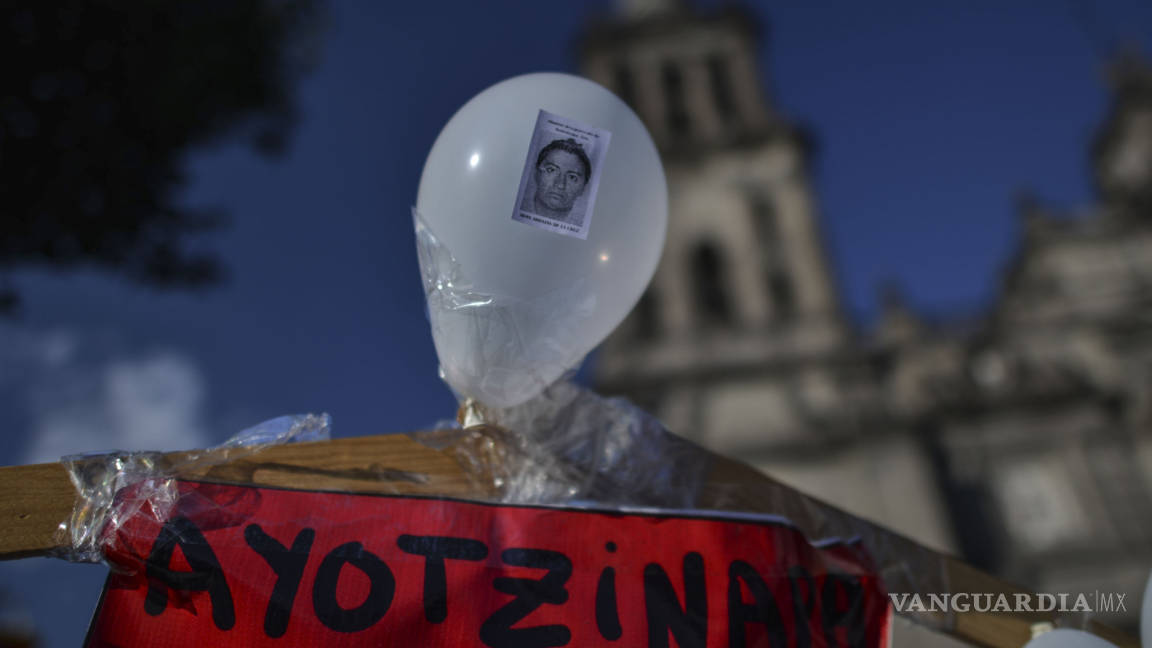 Padres de los 43 entregan carta a la Comisión Especial de Ayotzinapa