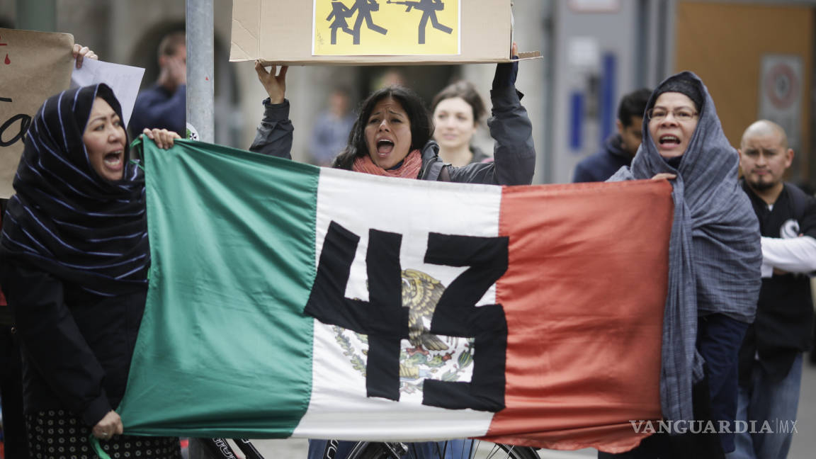 Con 43 zapatos, recuerdan en Alemania a los normalistas de Ayotzinapa
