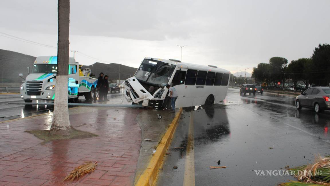 Transporte de personal sufre accidente en la Monterrey-Saltillo