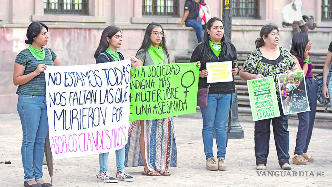 Grupo de mujeres hacen plantón para exigir la despenalización del aborto legal en Coahuila