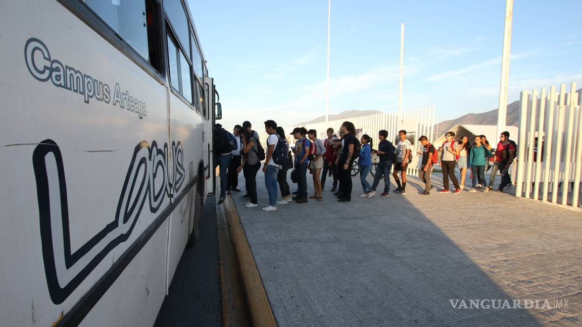 Alumnos de Universidad Autónoma de Coahuila piden raid; particulares les cobran 30 pesos por traslado