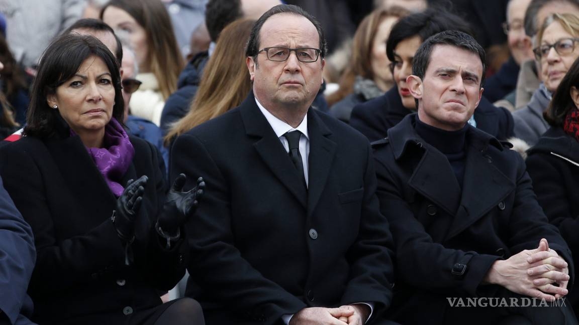 Francois Hollande rinde homenaje a víctimas de atentados en París