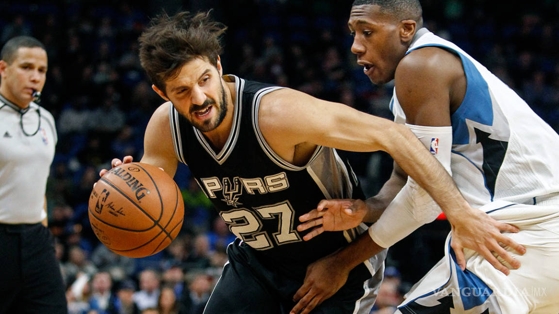 Spurs siguen invictos como visitantes, acechan récord NBA