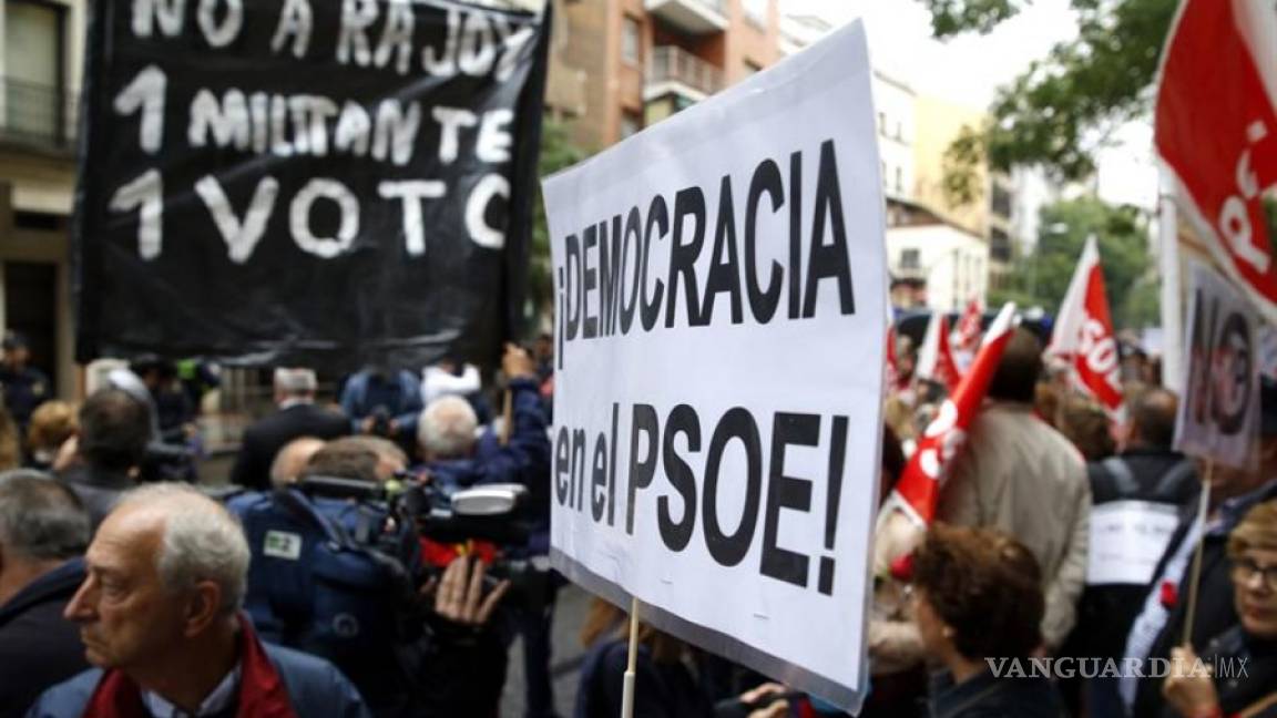 Centenares de personas piden el &quot;no&quot; a Rajoy frente a sede del PSOE en Madrid