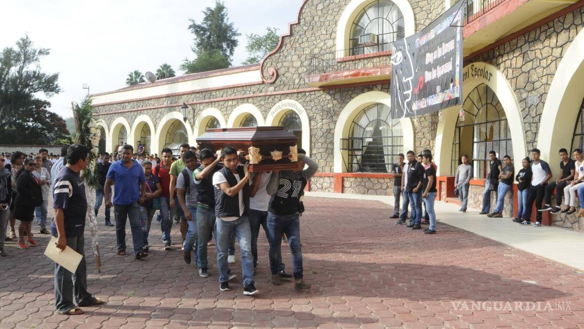 Estudiantes de Ayotzinapa dan último adiós a Jonathan