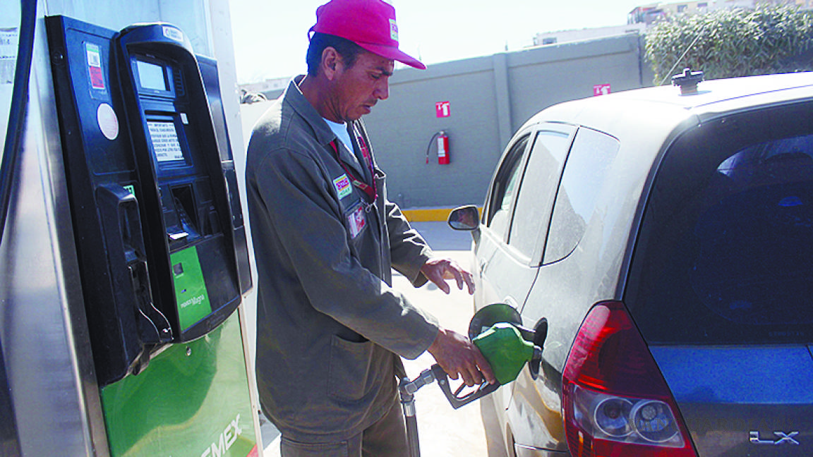 Reducen 30% precio de gasolina en Juárez