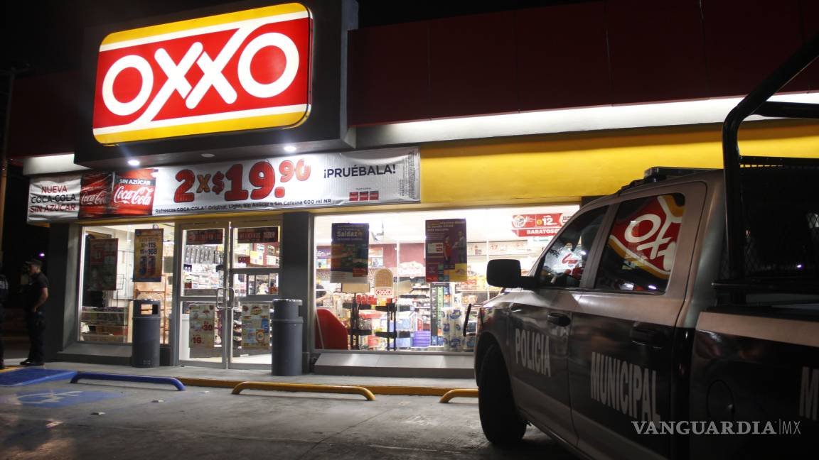 Asaltan con violencia tienda de conveniencia en Saltillo; se llevan cajetillas y bebidas alcohólicas