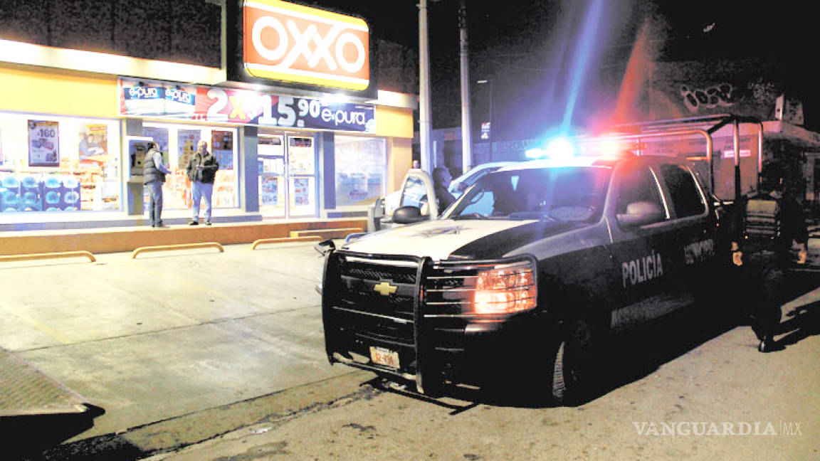 Sujetos armados roban dos tiendas de conveniencia en Saltillo