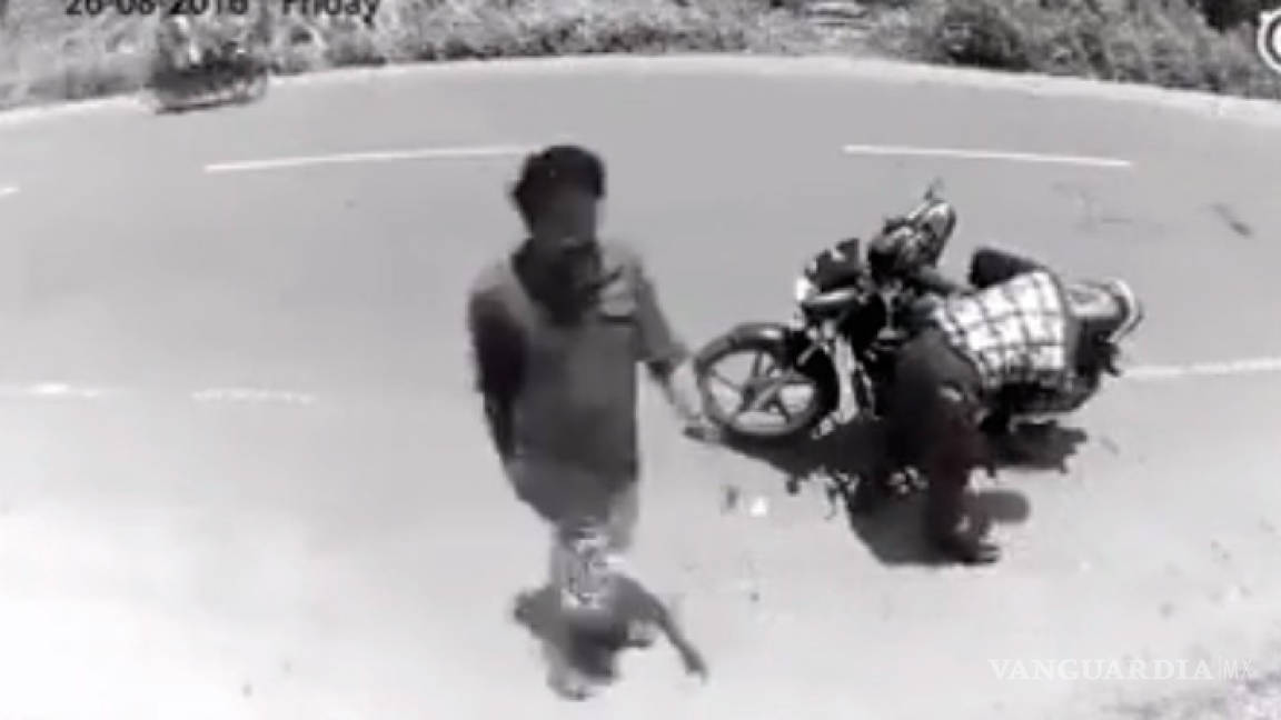 Le roba la billetera a un motociclista, se da cuenta de que lo graban y se arrepiente (VIDEO)