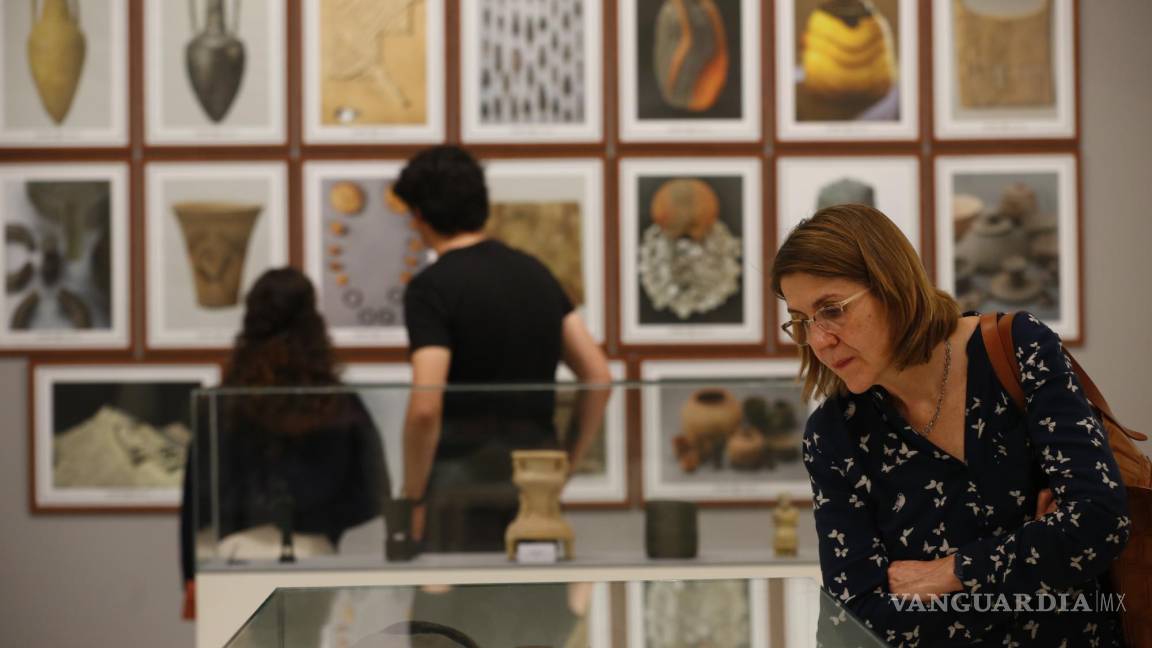 $!Una persona observa hoy, la exposición de Sharjah en el Museo de las Artes (MUSA), en el marco de la Feria Internacional del Libro de Guadalajara.