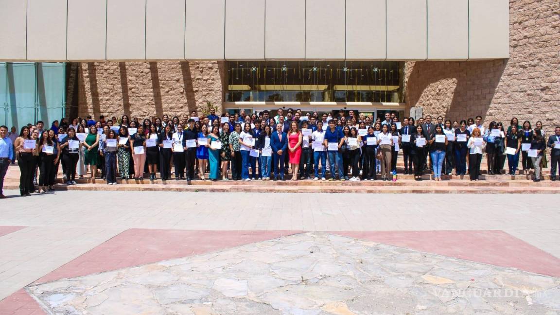 Reciben medalla de excelencia 31 alumnos de la Unidad Torreón de la Universidad Autónoma de Coahuila