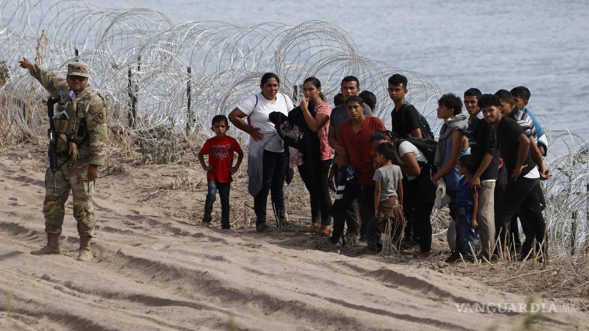 Boyas, contenedores y muro, los intentos por frenar a los migrantes en la frontera de EU-México que terminan en fracaso