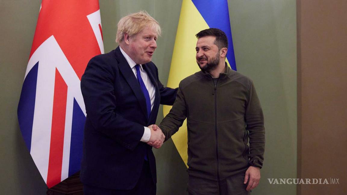 $!El presidente de Ucrania Volodymyr Zelensky da la bienvenida al primer ministro británico Boris Johnson en Kiev, Ucrania.