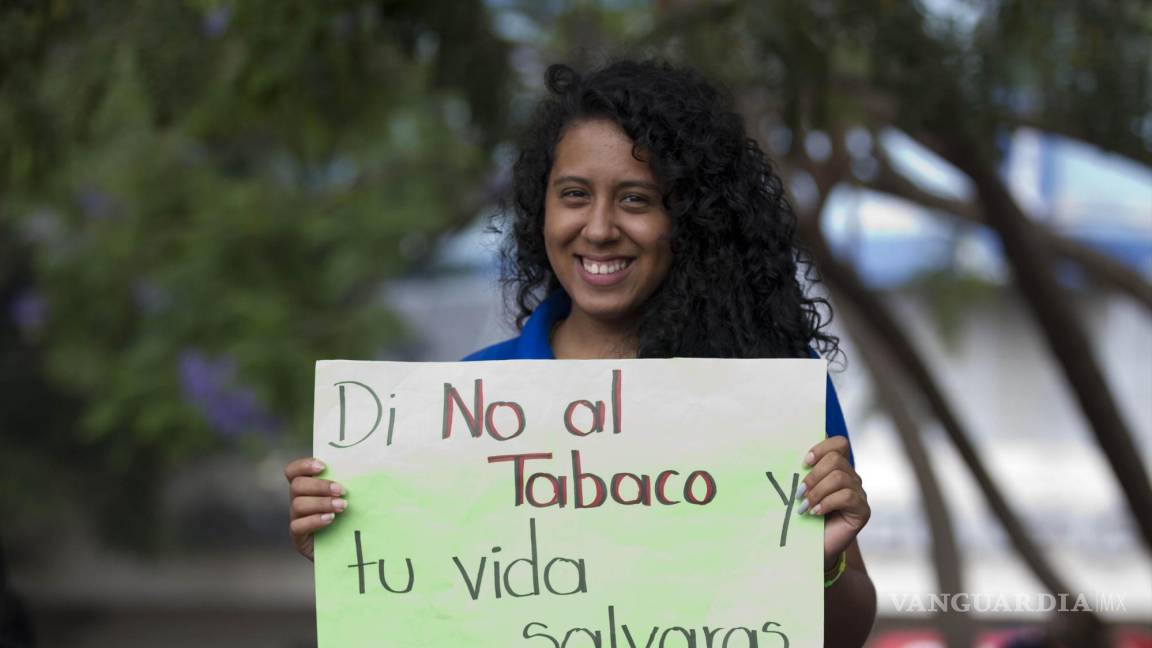 $!Una joven sostiene un cartel en una manifestación contra el consumo de tabaco en Tegucigalpa, Honduras.