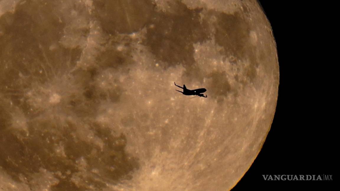 $!La silueta de un avión se recorta sobre la luna llena en Milwaukee, el 13 de julio de 2022.