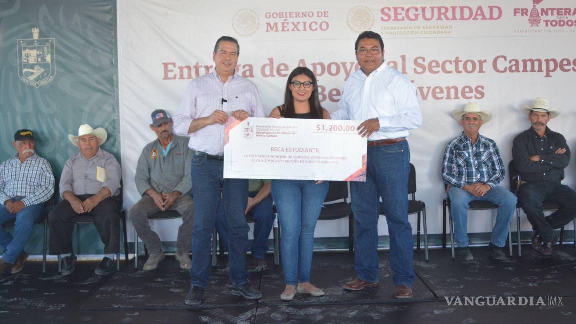 Entregan Apoyos Al Sector Campesino