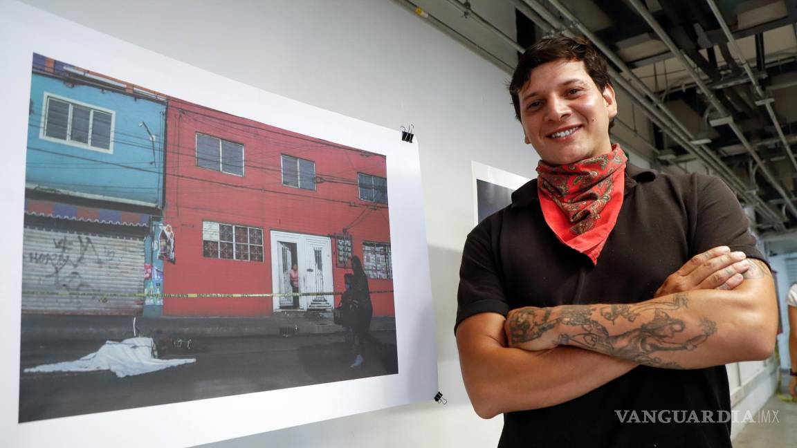 $!El fotoperiodista mexicano, Ernesto Álvarez, posa para fotos durante la exposición Dulce Violencia, muestra fotográfica de nota roja en el Faro Cosmo.