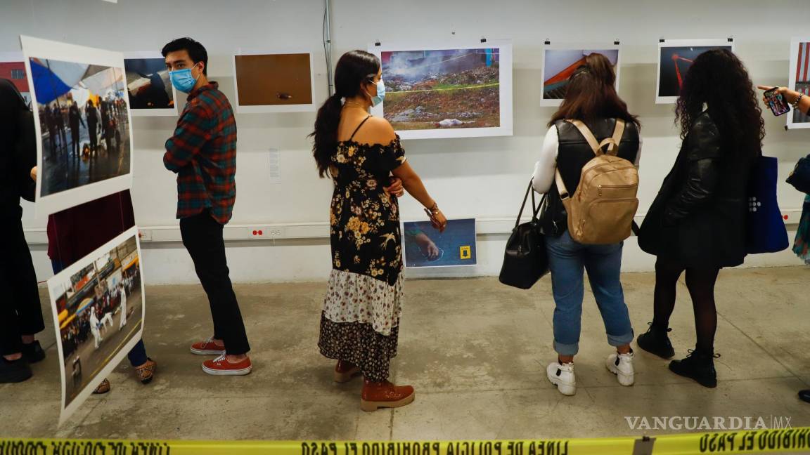 $!Visitantes observan imágenes de la exposición Dulce Violencia, muestra fotográfica de nota roja, ayer, en el Faro Cosmo en Ciudad de México (México).