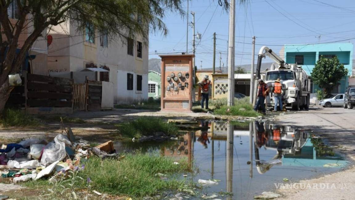 Simas Torreón desazolva y limpia red sanitaria, ‘tapones’ de basura causan brotes de agua