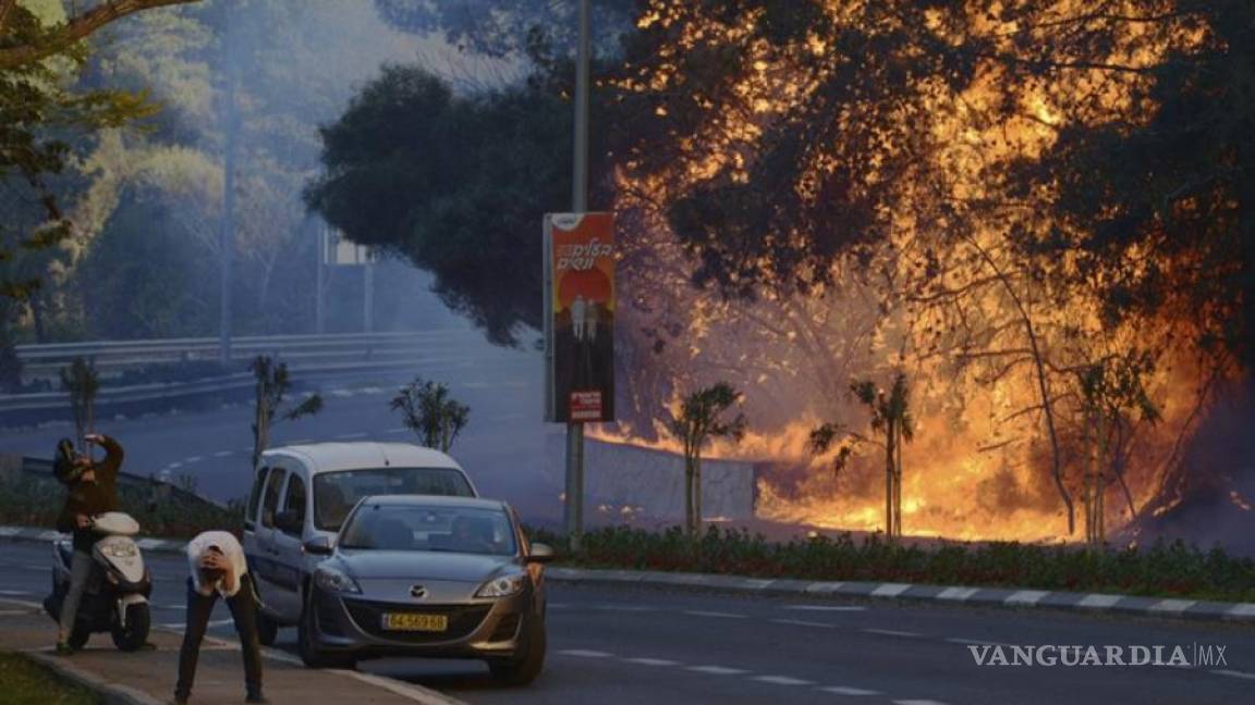Evacúan a miles de personas por incendio forestal en Israel