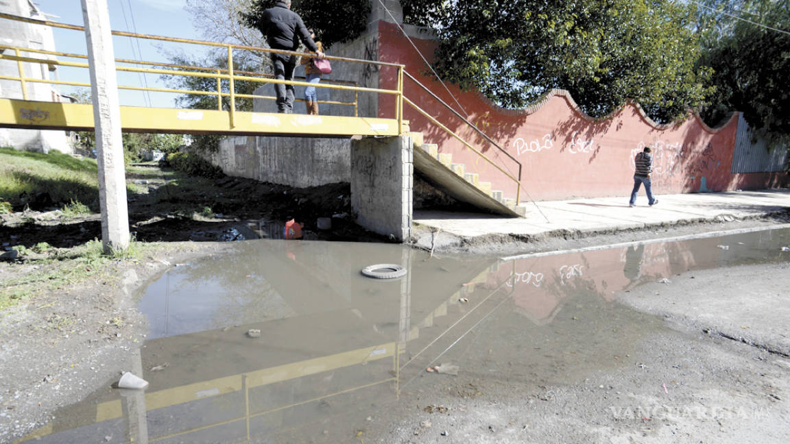 Vecinos se quejan de olores fétidos y suciedad en arroyo de la colonia Espinoza Mireles