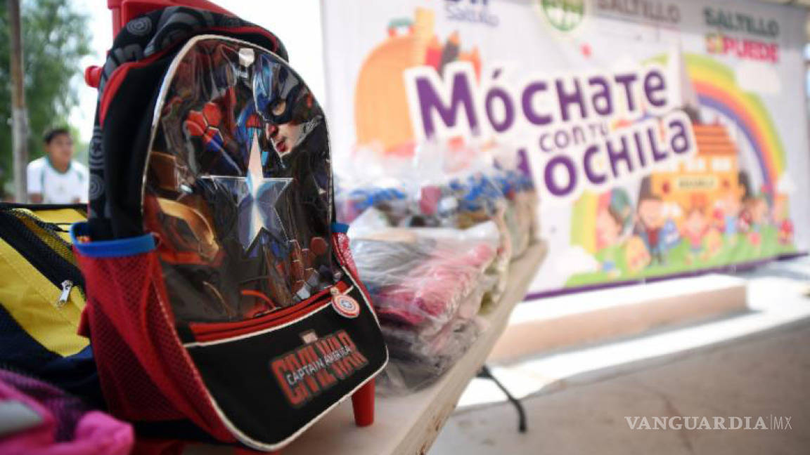 Regalan mochilas niños de Saltillo a alumnos de escuelas ejidales