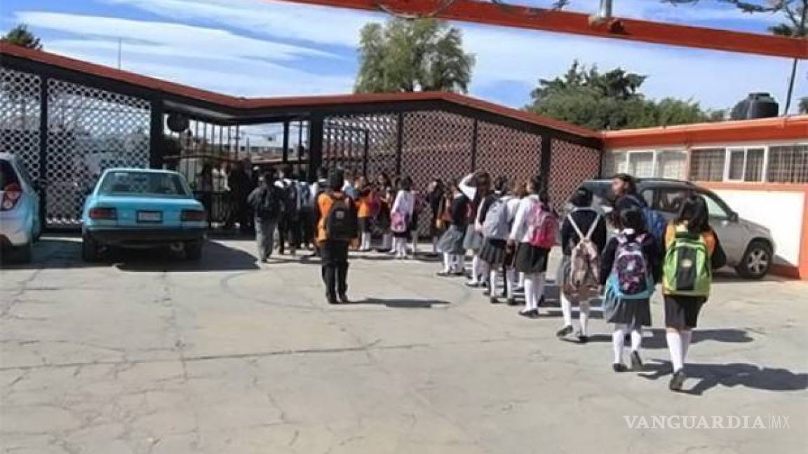 Guapo &quot;profesor&quot; robó 75 celulares en una primaria de Puebla