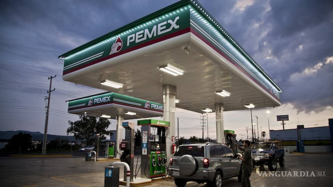 Pemex vende gasolinas 50% más baratas en EU; aquí le pagamos IEPS, IVA, y al líder sindical Romero Deschamps…
