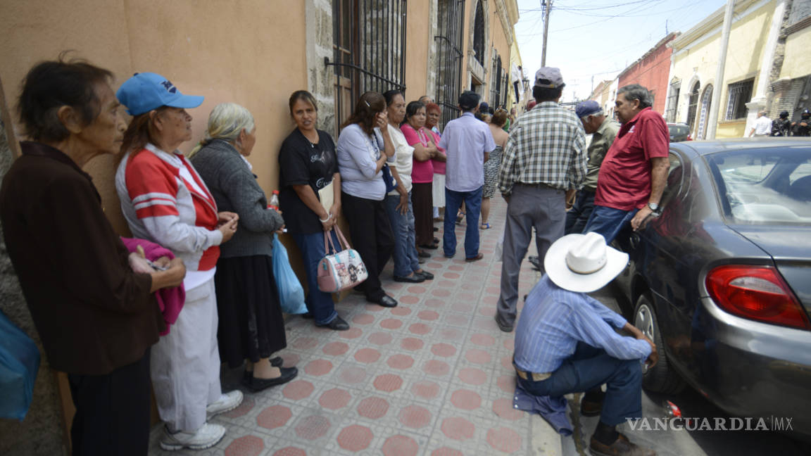 Bajo el sol esperan adultos mayores 5 horas para cobrar apoyos de Sedesol en Saltillo