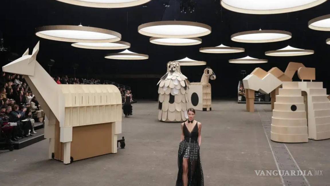 Roban las miradas obras monumentales de arte en la Semana de la Moda de París
