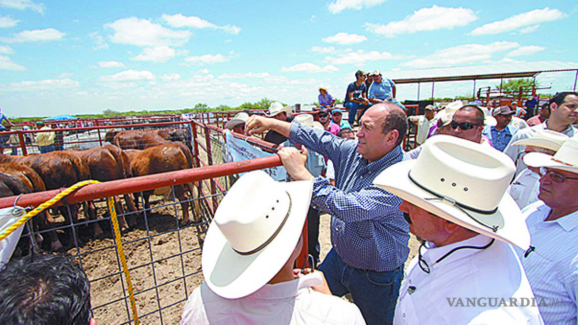 Entrega Gobernador apoyo al campo de Coahuila