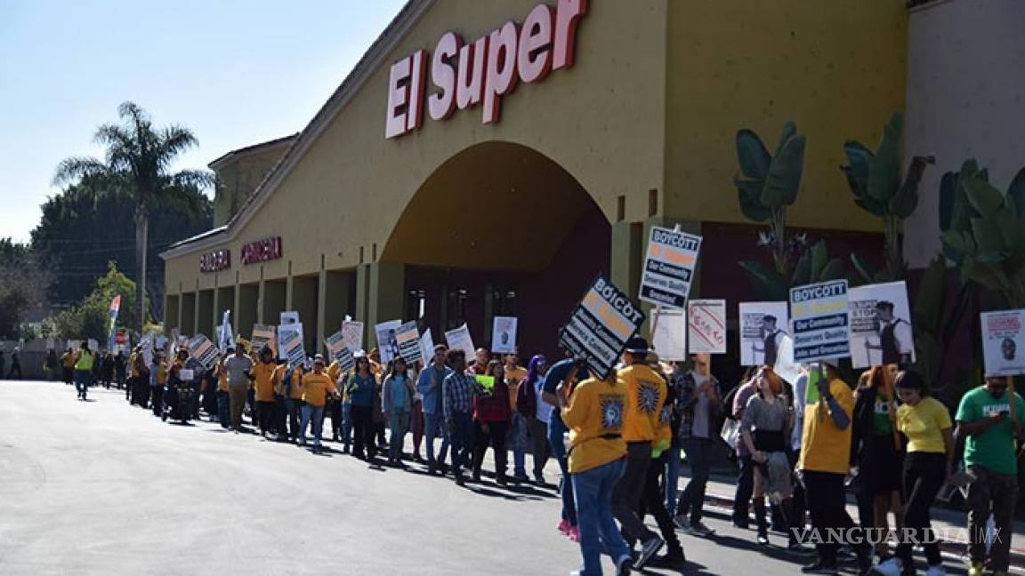 Trabajadores mexicanos en EU piden castigar a El Super y a Chedraui por dar dinero a Trump