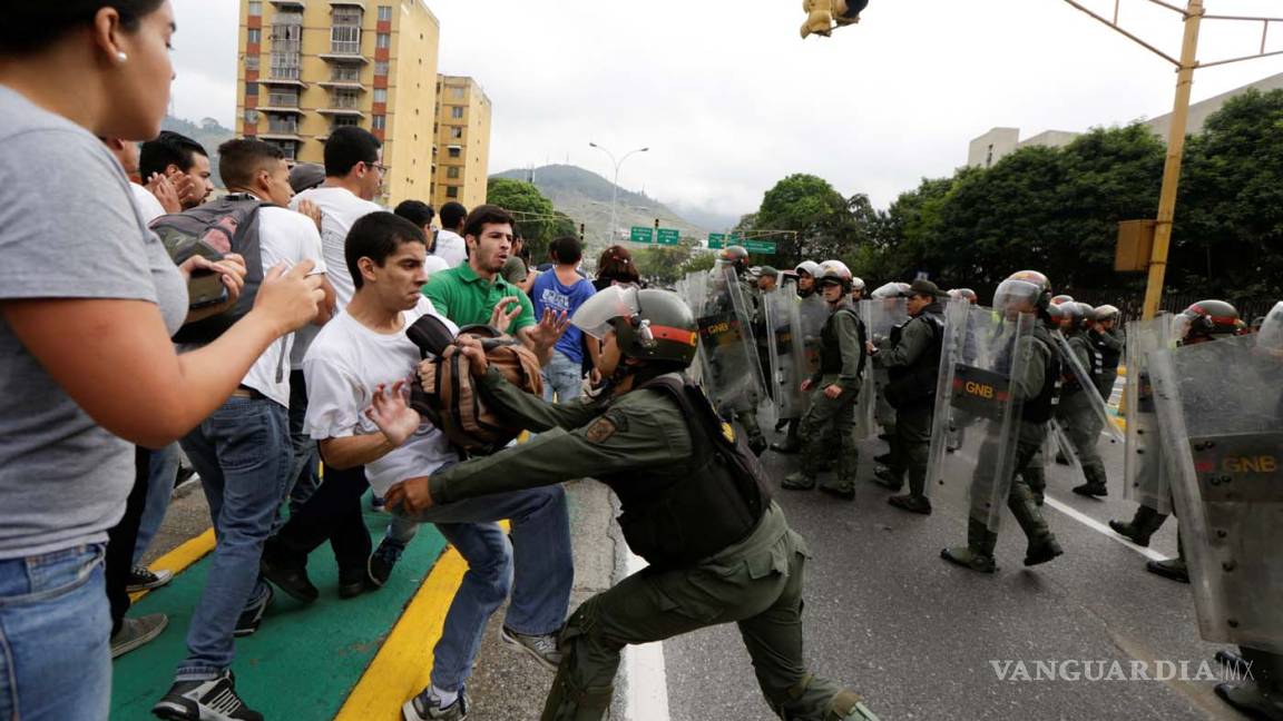 Tres policías venezolanos van a prisión por trato cruel a manifestantes
