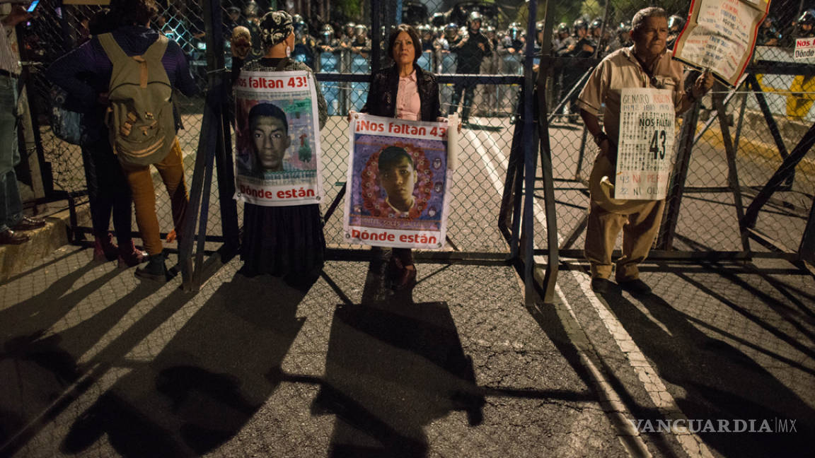 Padres de los 43 normalistas de Ayotzinapa valoran reunirse con Arely Gómez