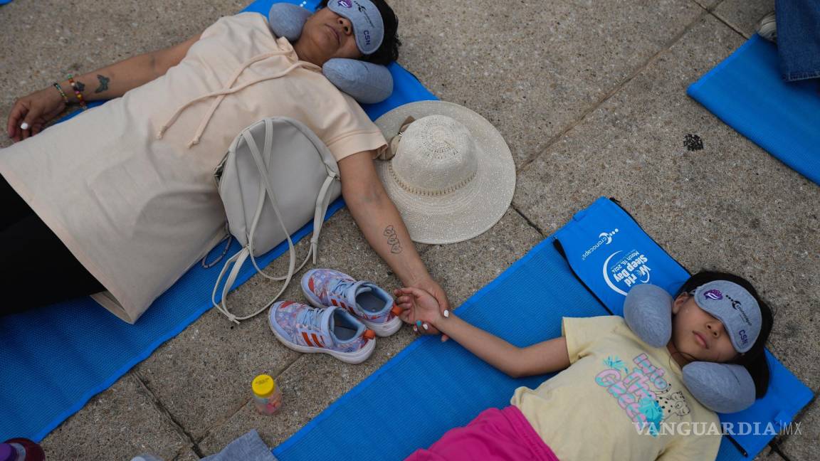 Así conmemoran en CDMX el Día Mundial del Sueño, cientos de personas se toman una “siesta masiva” (Fotos)