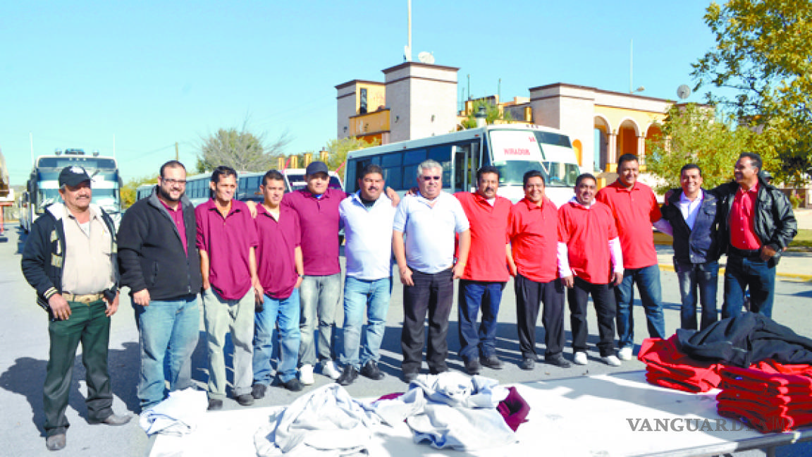 Entregan uniformes a choferes del transporte urbano en Ramos Arizpe