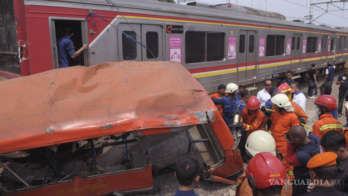 Choque de tren y autobus en Indonesia deja, al menos, 16 muertos
