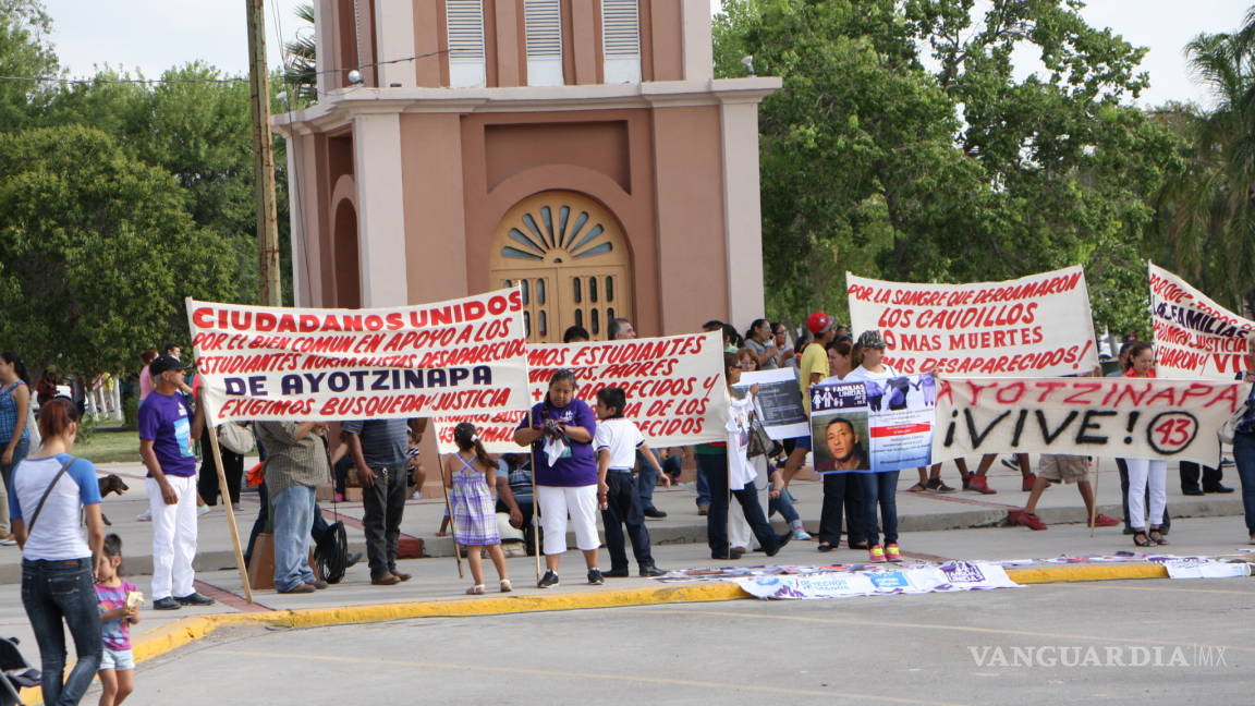 Se manifiestan familiares de desaparecidos durante desfile militar; rechazan que hay Paz en Coahuila
