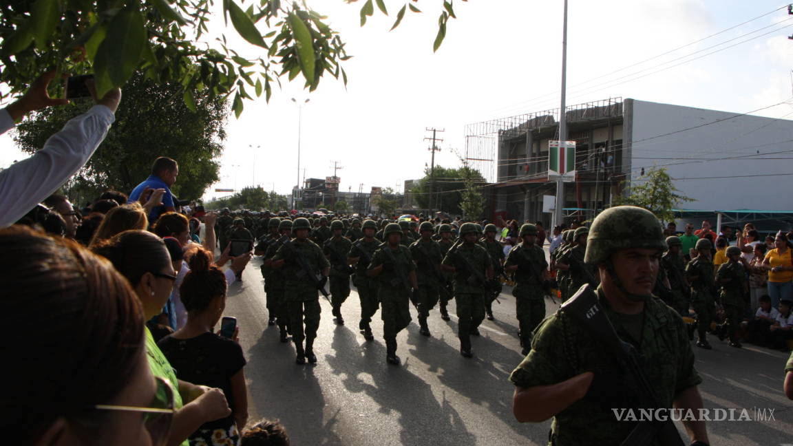 Miles presencian desfile militar en Piedras Negras, Coahuila