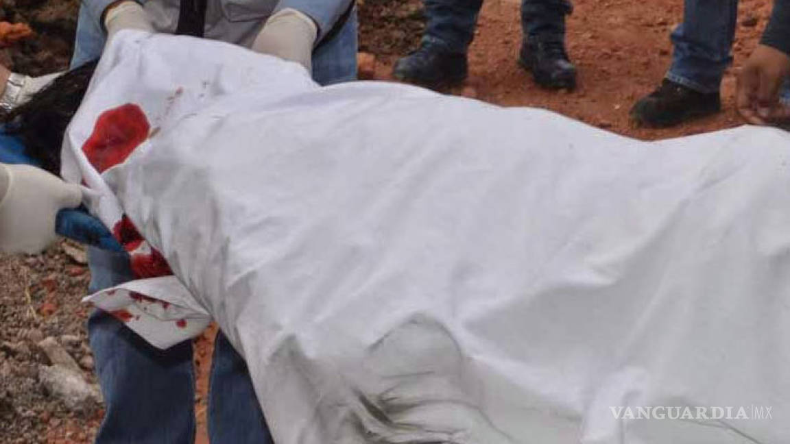 Hallan cadáver estrangulado y encobijado en canal de riego en Torreón