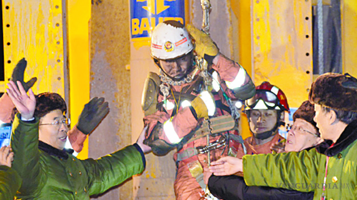 Reportan estables a mineros rescatados en China